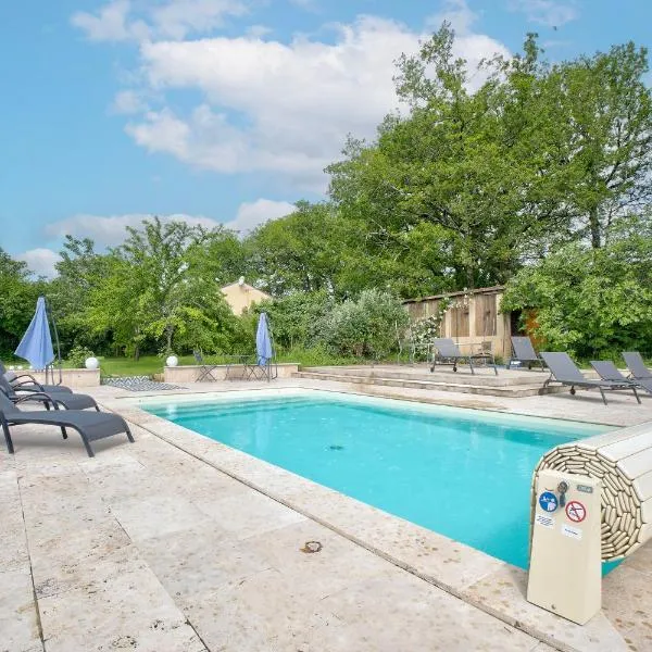 Gite Deodatus avec piscine，位于Cladech的酒店