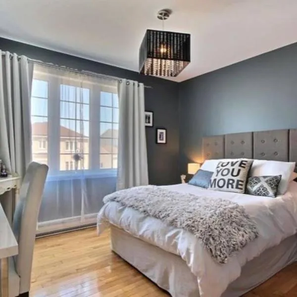 Lovely cottage with heated swimming pool，位于魁北克市的酒店