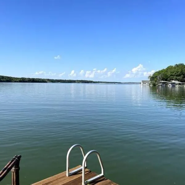 Lakefront Home at Moss Lake，位于萨克维尔的酒店