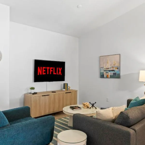 Beach House King Bed Pet Friendly! Fast Wi-Fi Netflix Garage，位于棕榈海岸的酒店