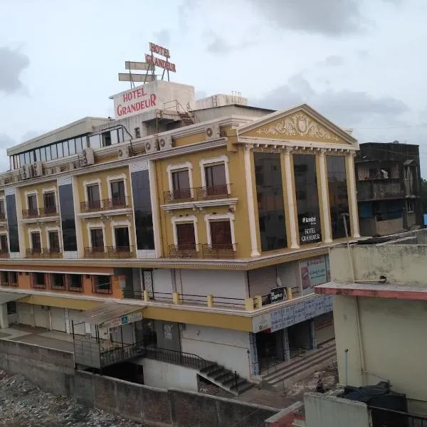 HOTEL GRANDEUR,位于Valsad的酒店