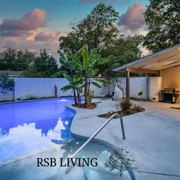 Stunning 5BR 2BA Holiday Home with Private Pool and Cinema，位于达拉斯的酒店