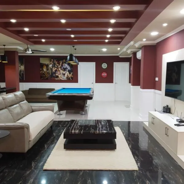 Luxurious Penthouse La Grande Résidence with Home Theater & Netflix，位于安吉利斯的酒店