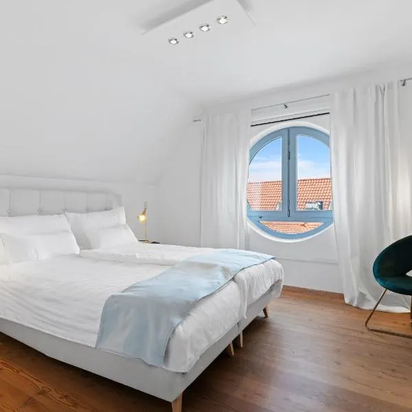 Luxury Penthouse for 8 - Center - Parking - Therme 8 min - Airport 15 min，位于埃尔丁的酒店