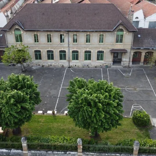 L'école buissonnière，位于Roquefort-les-Cascades的酒店