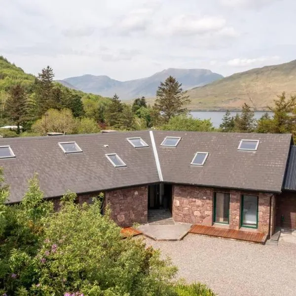 Heather Lodge with Sea and Mountain Views，位于Kylemore的酒店