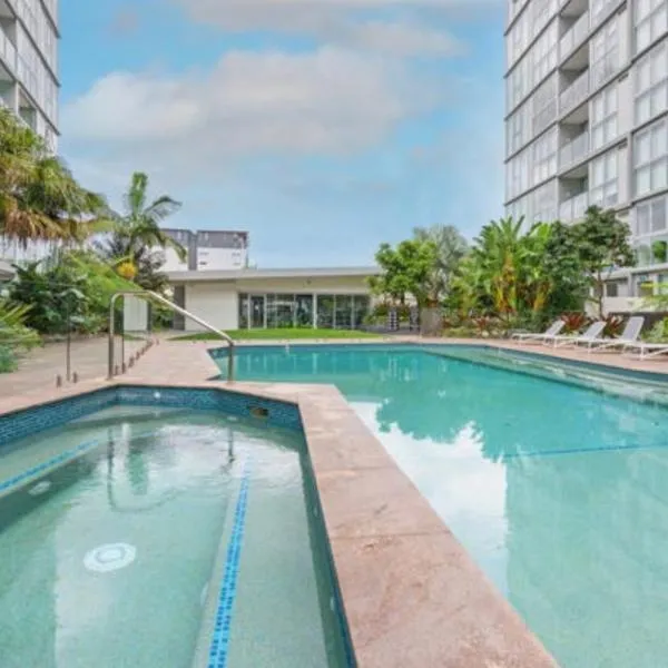 Top-floor Luxe Stay in the City Free parking, pool, gym, wifi，位于布里斯班的酒店