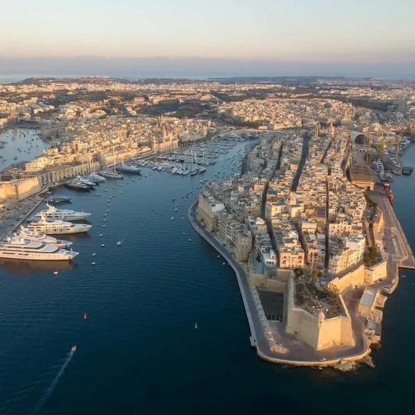 A Charming Townhouse in Senglea Overlooking Valletta's Grand Harbour，位于森格莱阿的酒店