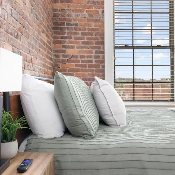 2BR loft condo in downtown Johnson City，位于约翰逊城的酒店