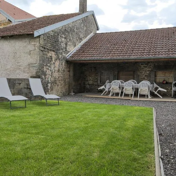 Le gîte du centre, parking avec recharge pour véhicule électrique，位于Avrecourt的酒店