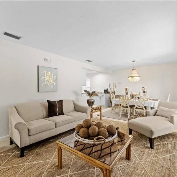 Coastal Chic Home, Walk to Beach，位于可可比奇的酒店