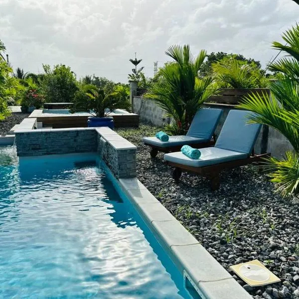 Refuge PêBê Joli logement au coeur d'un immense jardin tropical，位于Ducos的酒店