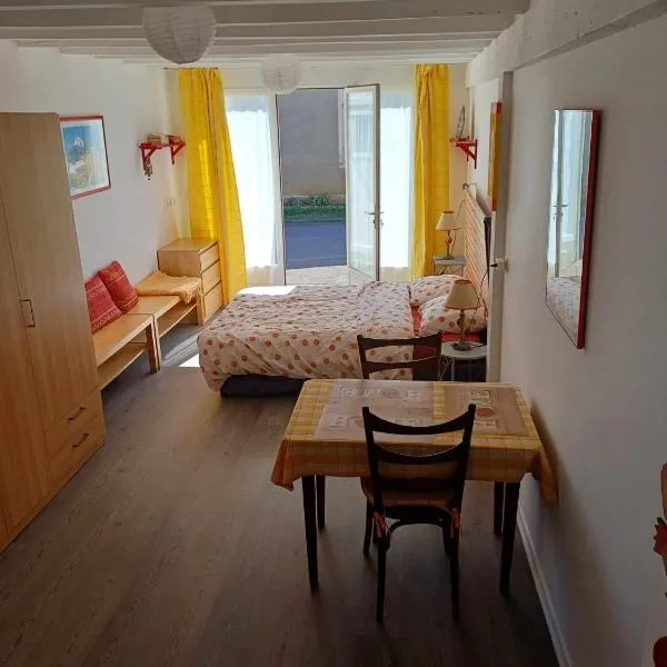 Studio meublé，位于Antigny-la-Ville的酒店