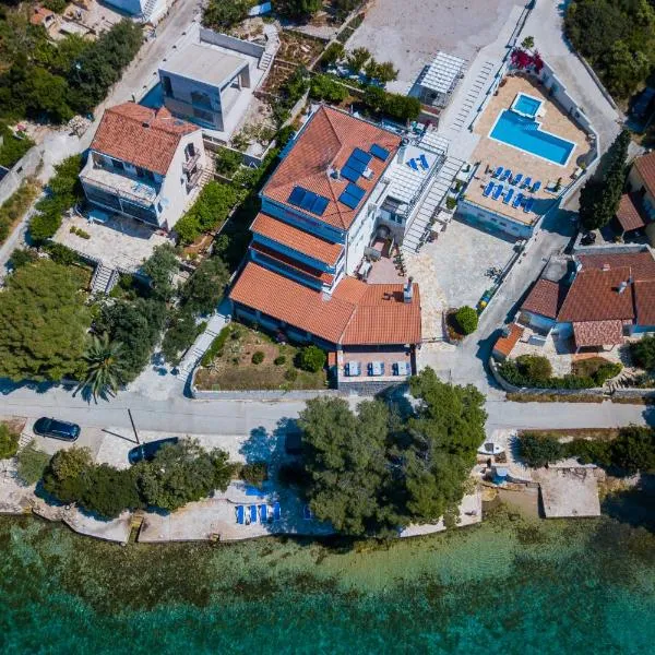 Boutique Guesthouse Sveti Petar, on the beach, heated pool, restaurant & boat berth - ADULT ONLY，位于Srednje Selo na Šolti的酒店