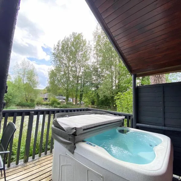 Otter 4 Hot Tub - HuntersMoon-Warminster-Bath-Salisbury，位于沃明斯特的酒店
