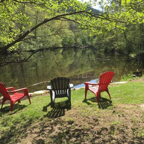 Chambres d’hôtes sur une île，位于Saint-Bonnet-de-Rochefort的酒店