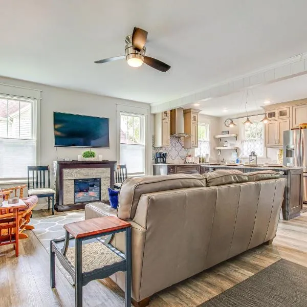 Lavish House with Patio - 2 Blocks to Green Lake!，位于Green Lake的酒店