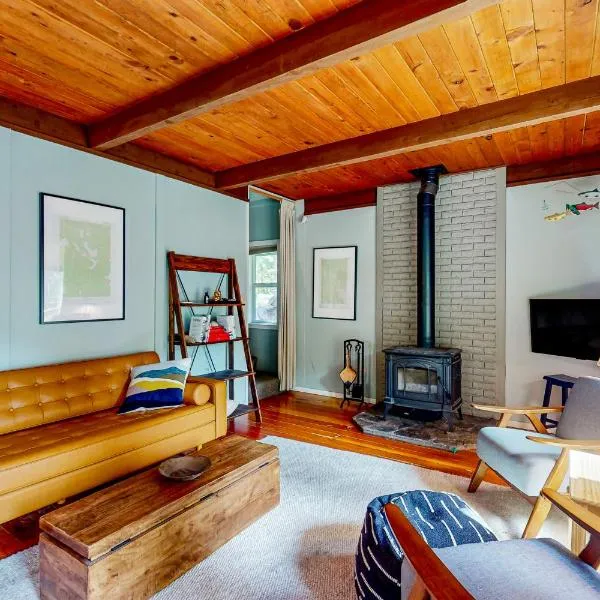 Dog-Friendly 3 BR Cabin W and Decks and Bunk room，位于Warnick的酒店