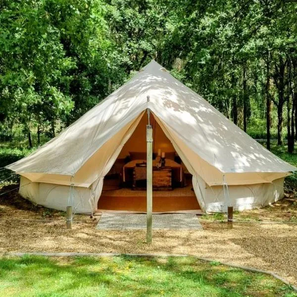 Luxury Bell Tent at Camping La Fortinerie，位于Le Guédéniau的酒店