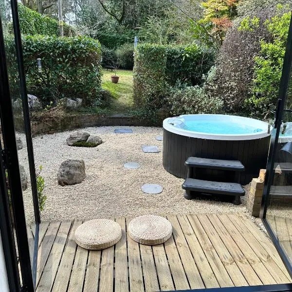 The Wabi Sabi Sanctuary Official Japanese Style Home With Hot Tub Between Farnham And Hindhead，位于法纳姆的酒店