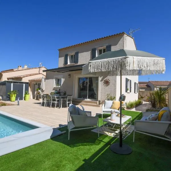 Entre les Alpilles, la Mer, la Camargue, à huit kilomètres de ARLES ,Villa des jasmins ,piscine,3 chambres ,climatisation, wifi fibre，位于乐萨姆布克的酒店