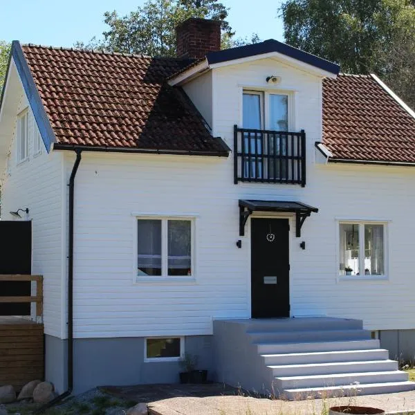 Schönes schwedisches Cottage in Seenähe mitten im Glasreich，位于Målerås的酒店