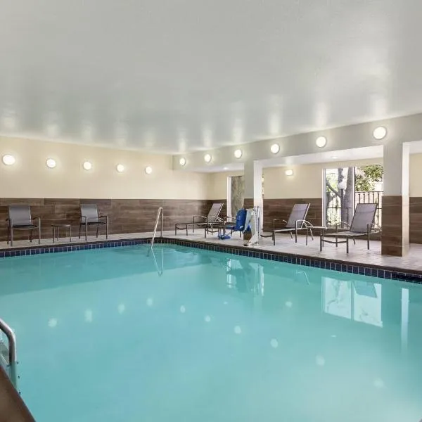 翠西万豪费尔菲尔德客栈，位于特雷西的酒店