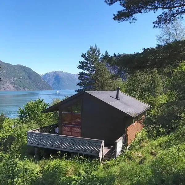 Fjordhytte-2 am Hardangerfjord, grandioses Fjordpanorama, 20 PS Motorboot mietbar!，位于Ænes的酒店