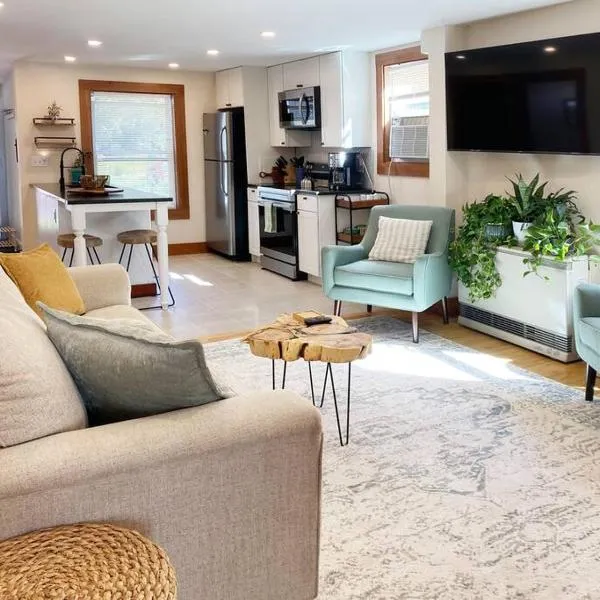 Cozy 3 Bedroom Getaway with Hot Tub，位于伯灵顿的酒店