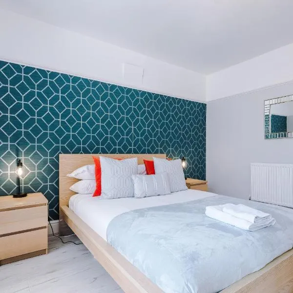 "Eastville Court Rhyl" by Greenstay Serviced Accommodation - Cosy 2 Bedroom Bungalow with Parking, Netflix & Wi-Fi, Close To Beaches, Shops & Restaurants - Ideal for Families, Business Travellers & Contractors，位于拉尔的酒店