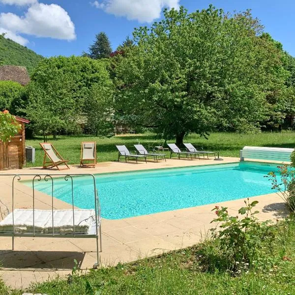 Maison d'hôtes et gîte de charme avec piscine, La Lhuiseraie，位于Colomieu的酒店