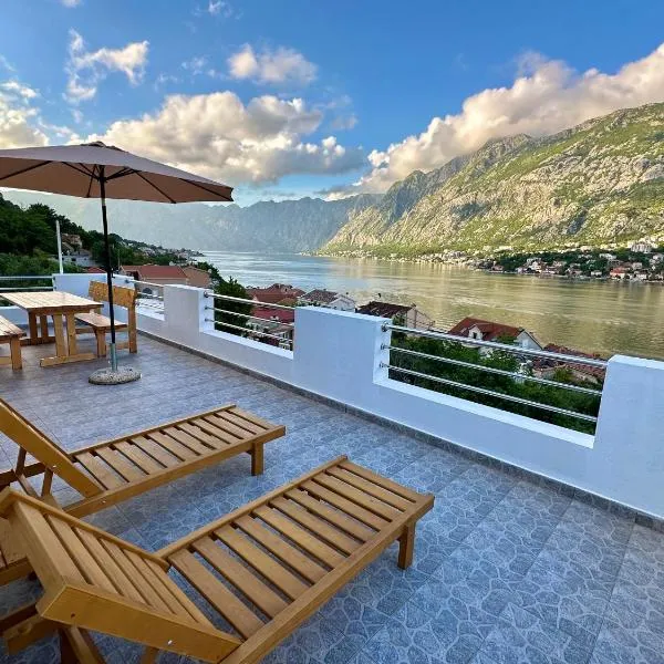 House with big terrace and beautiful sea view，位于Radanovići的酒店