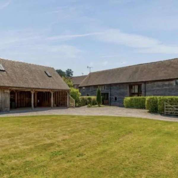 Serafina Cottage，位于莱明斯特的酒店