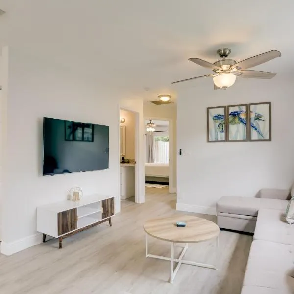 Pet-Friendly Jupiter Townhome, 6 Mi to Beaches!，位于朱庇特的酒店