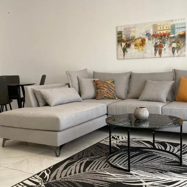 Golden Flower Luxury Apartment，位于锡蒂亚的酒店