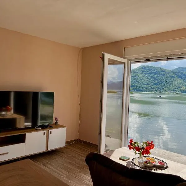 Lakeside Harmony Apartment，位于Karuč的酒店