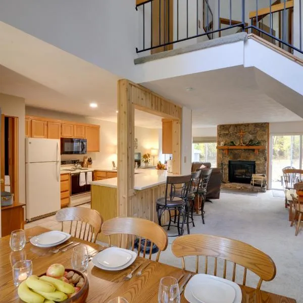 Charming Hidden Valley Resort Home Walk to Slopes，位于Champion的酒店