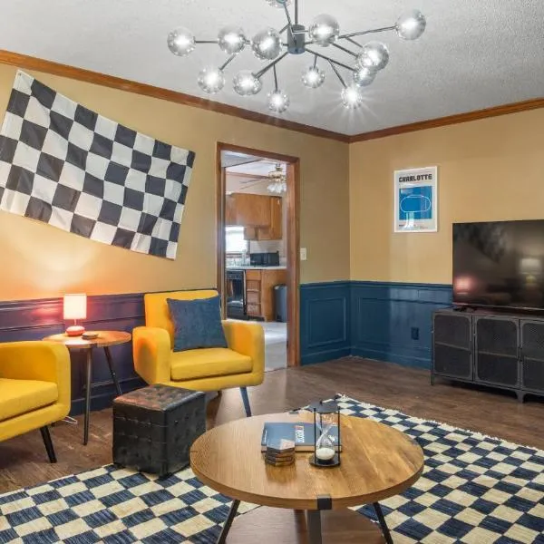 4bd Contemporary Home with BBQ, Game Room，位于夏洛特的酒店