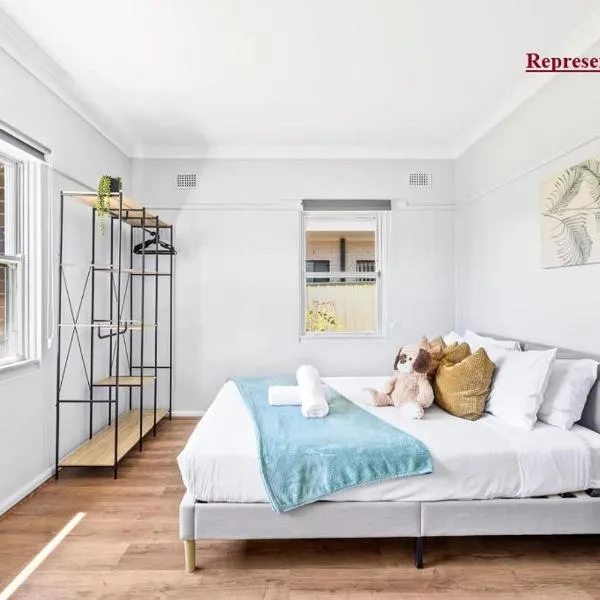 Cozy Queen Room in Narwee - Next to Stations & Shops - Shared Bathroom，位于Riverwood的酒店