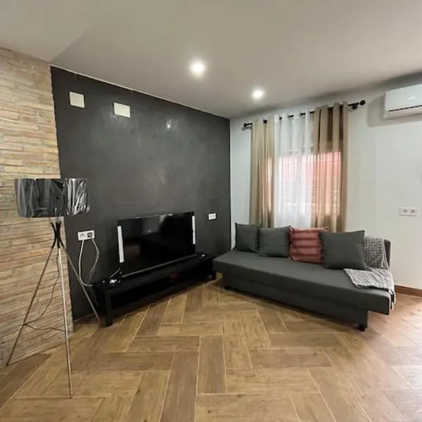 3-Bedroom Home, Free Parking,10 Minutes from Seville，位于卡马斯的酒店