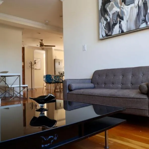 Modern Apartment in New York By Central Park，位于College Point的酒店