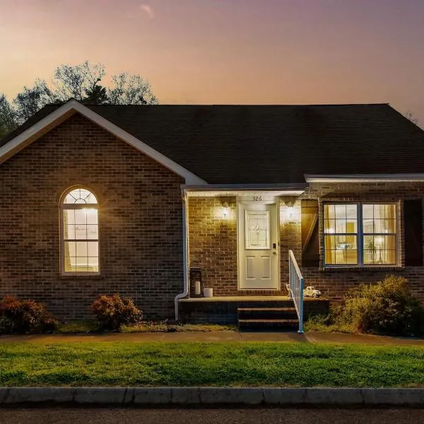 1 Mile To Pkwy, Pets, Hot Tub, Creekside, Porch，位于鸽子谷的酒店