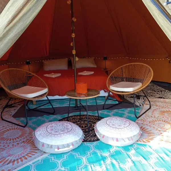 Tente au milieu des chevaux，位于Mont的酒店