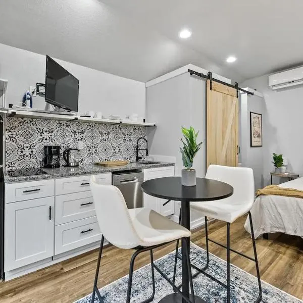 Tiny House with Private Outdoor Space Location，位于丹佛的酒店