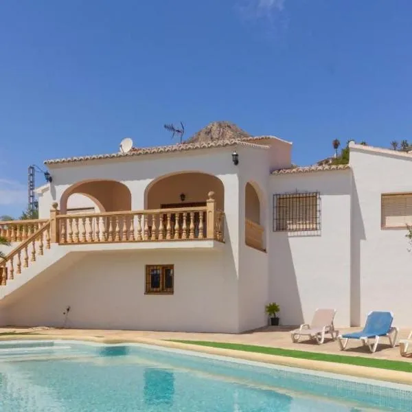 Chalet Los Olivos con piscina，位于哈维亚的酒店
