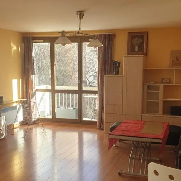 T3 77 m2 calme+parking proche Paris & métro，位于旺夫的酒店