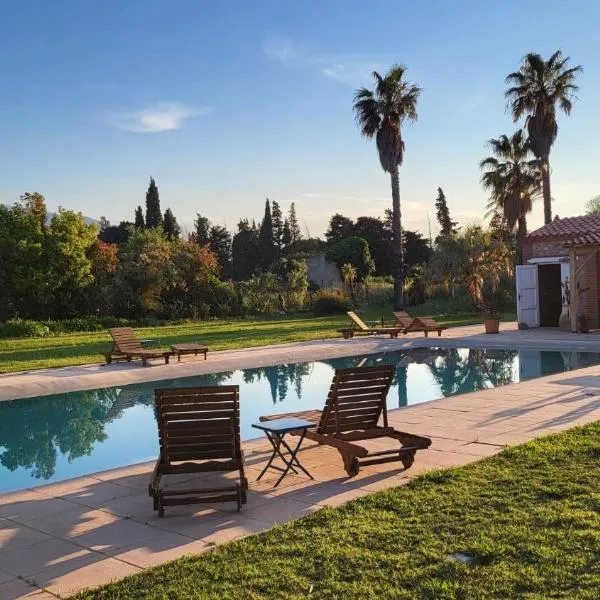 "MAS TRAMONTANE "chambres d'hôtes et studio avec piscine dans parc arboré，位于Millas的酒店