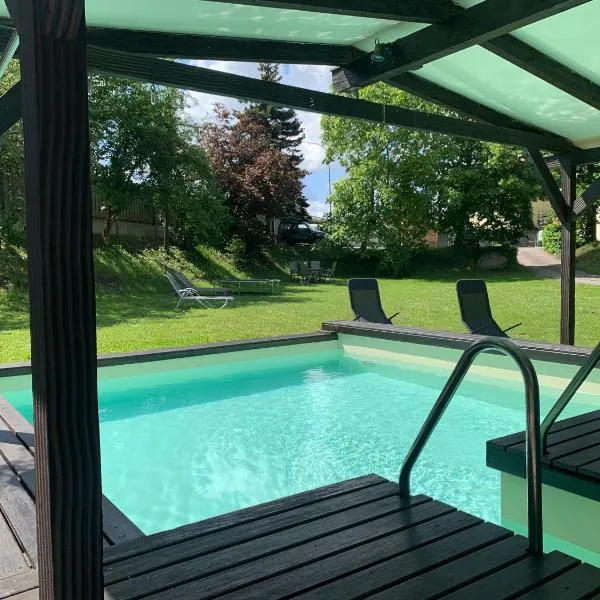 Villa mit Pool und Grillplatz in Regensburg，位于雷根斯陶夫的酒店