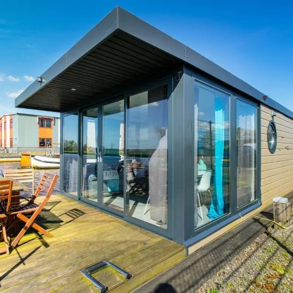 Unique Houseboat in Steenwijk near Giethoorn，位于Belt-Schutsloot的酒店