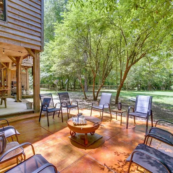 Riverfront Cabin with Outdoor Oasis in Seminary!，位于Collins的酒店